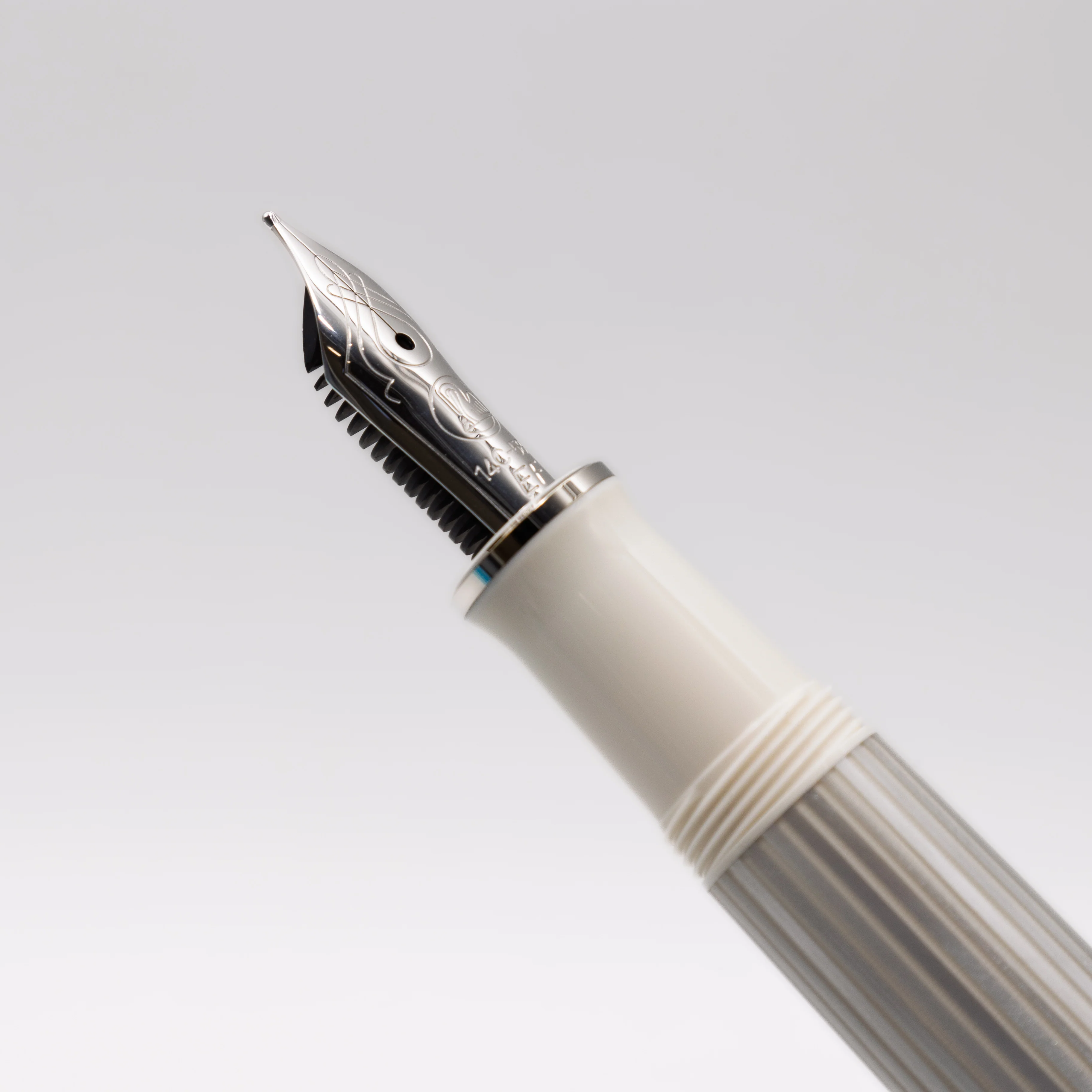 Pelikan Souverän M405 Silver-White Fountain Pen (M) - Image 5