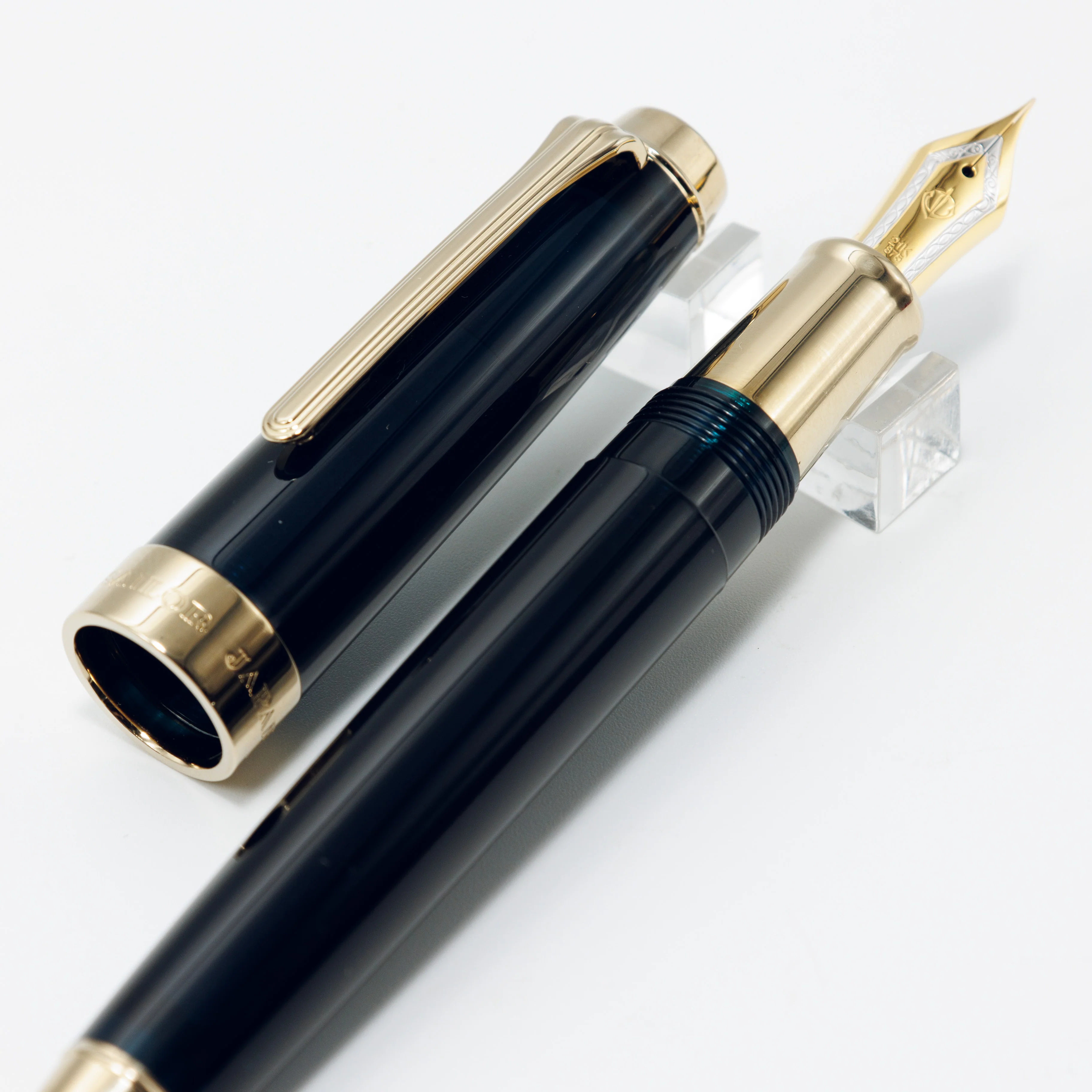 SAILOR Professional Gear Anchor with Gold Trim - Image 5